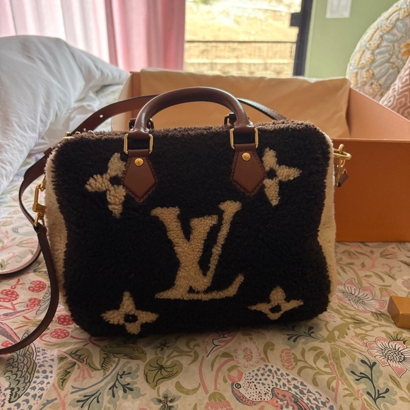 Sheep wool Louie Vuitton - Picture 1 of 7